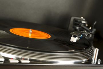 Turntable rotates together with vinyl record on