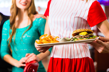 Leute in amerikanischen Restaurant oder Diner