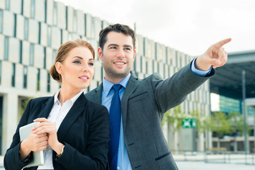 Büro Angestellte arbeiten unterwegs