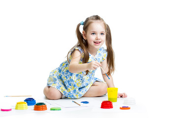 Naklejka premium happy kid girl painting with brush