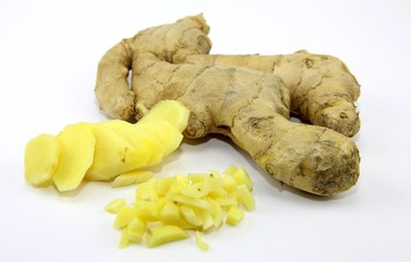 rhizome de gingembre sur fond blanc