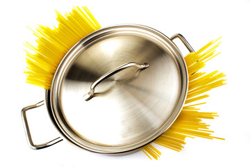 Edelstahlkochtopf mit Spaghetti