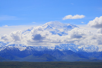 Fototapeta na wymiar mount mckinley e nuvole in alaska