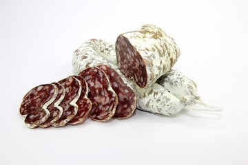 saucisson sec en rondelles sur fond blanc © papinou