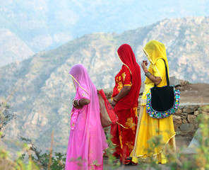 Indische Frauen in bunten Saris auf einem Hügel