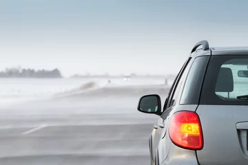 Photo sur Plexiglas Hiver Car in a blizzard