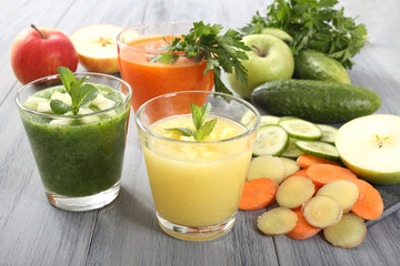  frullati di frutta e verdura colori verde arancio giallo