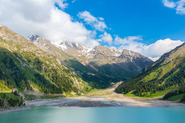 Fototapeta na wymiar Spektakularny scenicznego Big Almaty Lake, Góry Tien Shan