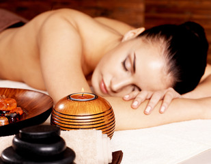 Obraz na płótnie Canvas Young woman relax in beauty spa salon
