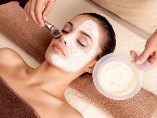 Keuken foto achterwand Schoonheidssalon Spa therapy for woman receiving facial mask