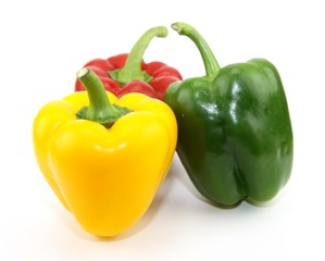 trio de poivrons rouge, jaune et vert sur fond blanc