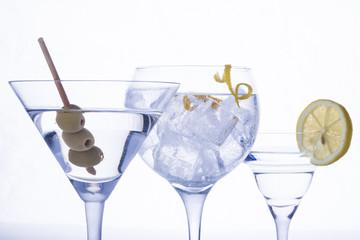 cocteles, gintonic, martini isolated over white