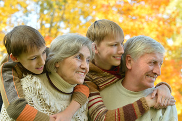 Obraz premium Grandparents with grandchildren