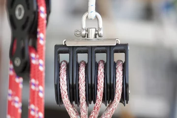 Crédence de cuisine en verre imprimé Naviguer Pulley with rope for a sailboat