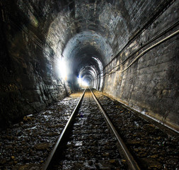 Naklejka premium Światło na końcu tunelu kolejowego