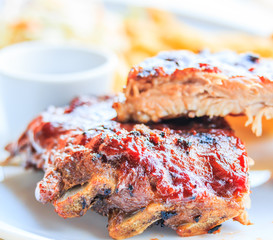 Grilled pork ribs with tomato sauce