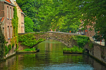 Fototapeta na wymiar Domy wzdłuż kanałów w Brugii czy Brugia, Belgia