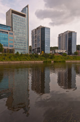 Fototapeta na wymiar Nowoczesne budownictwo Biznes przez rzekę