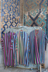 Robes et costumes ouzbekes, registan, Samarcande, Ouzbekistan