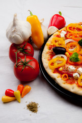 Pizza und frisches Gemüse