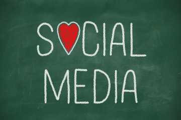 Obraz premium social media words handwritten on blackboard