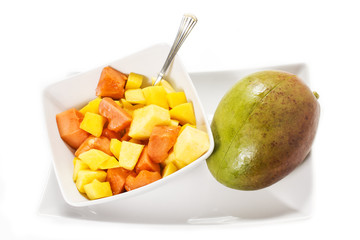 pezzi di mango su sfondo bianco