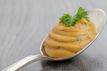 Löffel mit Senf