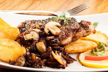 Pork chop with mushrooms and chips