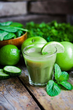 Green smoothie with apples,parsley,spinach,cucumber,lime and min