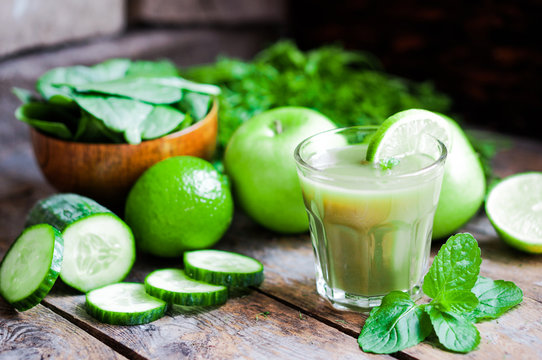Green smoothie with apples,parsley,spinach,cucumber,lime and min