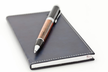 Телефонная книга и авторучка