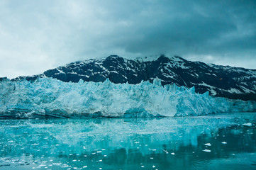 Fototapeta na wymiar Glacier Bay na Alasce, w górach, Stany Zjednoczone