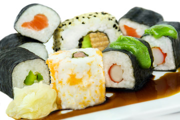 Sushi mit Ingwer und Wasabi