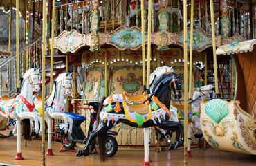 Fototapeta na wymiar Tradycyjny paryski Merry-Go-Round
