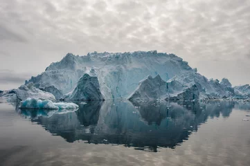 Schilderijen op glas Reflection of icebergs in Disko bay, North Greenland © ykumsri