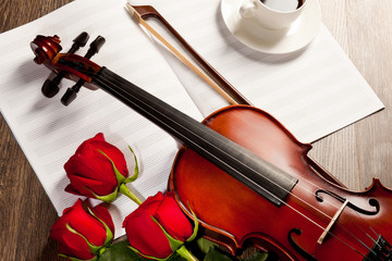 Fototapeta premium Red roses and a violin