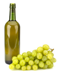 Obraz premium Green grape bunch and wine bottle isolated on white background