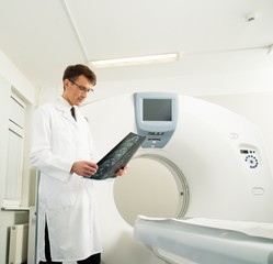 Obraz premium Doctor looking at the computed tomography results