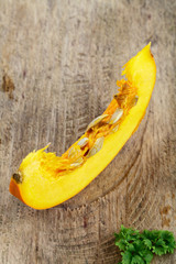 Kürbis auf Holzbrett