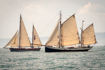 Fototapeta na wymiar Dwóch starych statków pływających na morzu