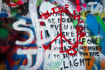 Graffiti sur le mur Lennon de Pragues