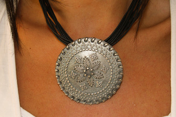 collier rond  d'origine Amérique du sud au cou d'une belle fille