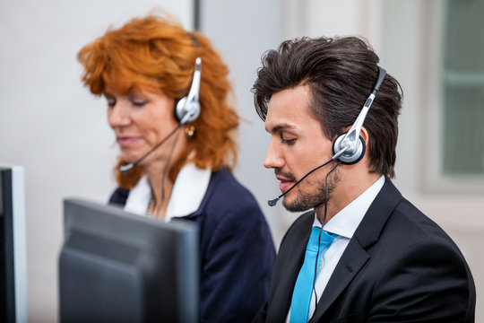 freundlicher berater am telefon mit headset im callcenter
