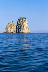 Fototapeta na wymiar Faraglioni na wyspę Capri - Włochy
