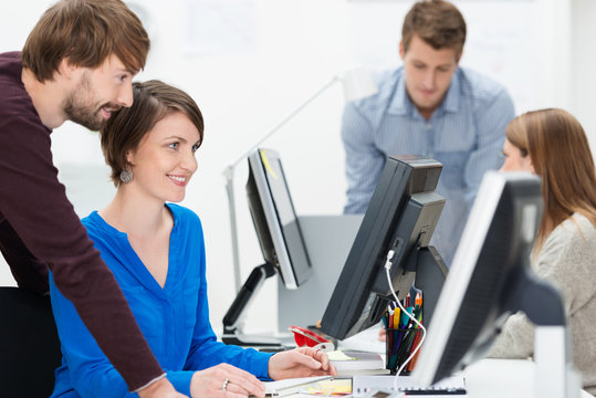 junges team arbeitet zusammen am computer