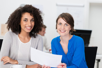 zwei frauen im büro arbeiten zusammen