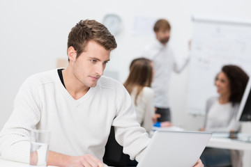 geschäftsmann im büro mit kollegen