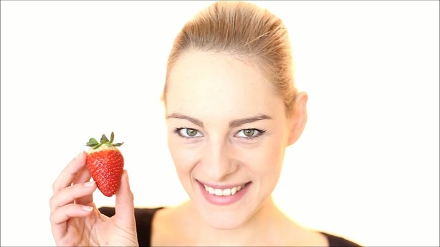 junge frau erdbeere