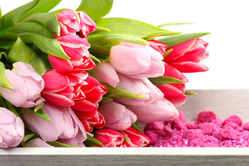 Tulpen und Dekosteine auf Holztablett