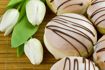 Pączki z białymi tulipanami